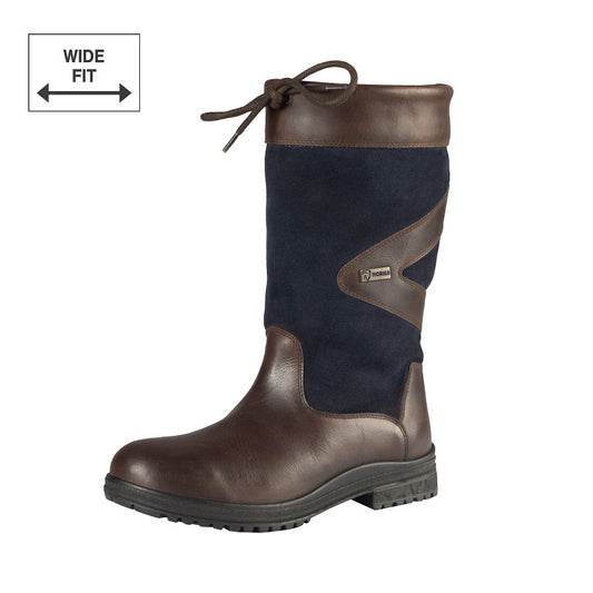 Ontdek de Horka Greenwich Wide Outdoor Laars Blauw: waterdicht, warm gevoerd met memory foam en anti-slipzool. Perfect voor ruiters en buitenactiviteiten!