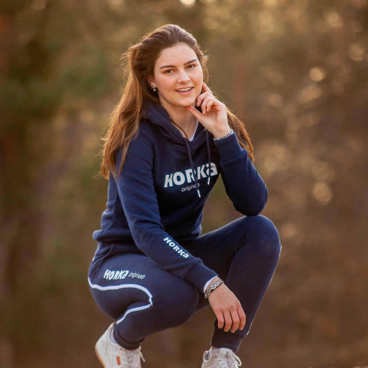 Ontdek de Horka Originals Hoodie Zwart bij Livin Horse Shop. Exclusieve limited edition hoodie met zachte binnenkant, capuchon en sportieve details. Perfect voor ruiters & vrijetijdskleding.