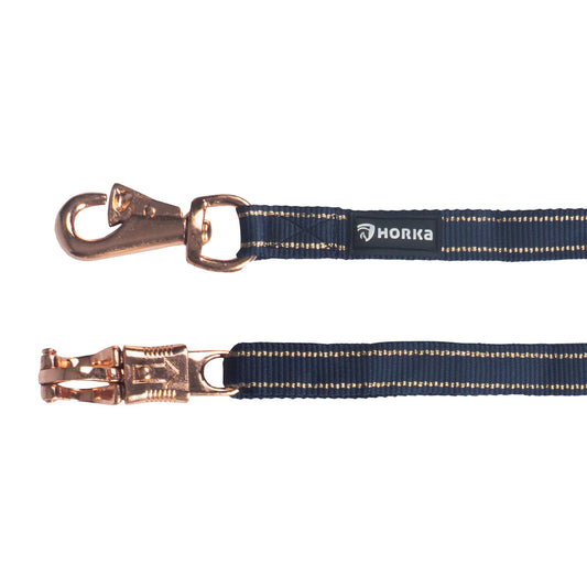 Sterke blauwe trailerlijn voor paarden. Verstelbaar 80–120 cm, 25 mm breed, met paniekhaak en musketon. Ideaal voor trailer, wasplaats en poetsplaats.