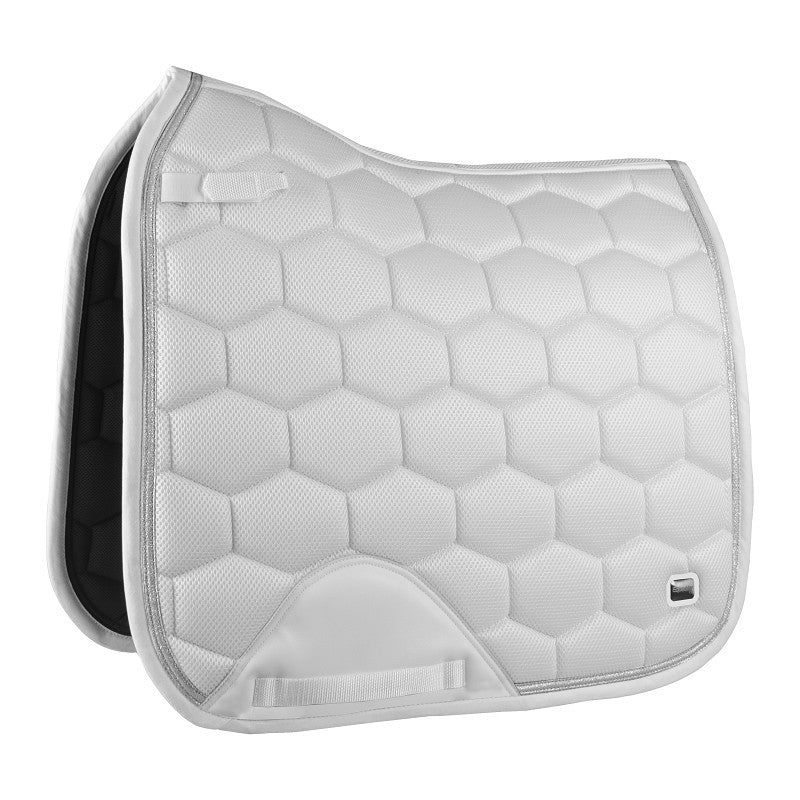 Horka Zadeldek DR Brilliance Wit kopen? Luxe ademend dressuur zadeldek met mesh, hoge schoft en subtiele glitterdetails. Perfect voor training en wedstrijden. Livin Horse Shop.