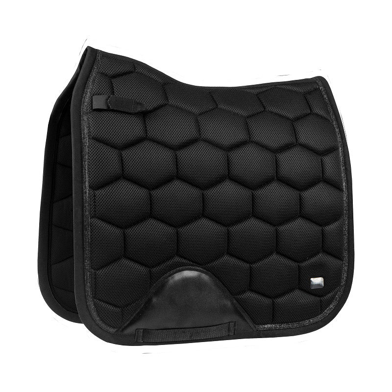 Horka Zadeldek DR Brilliance Zwart kopen? Luxe ademend dressuur zadeldek met mesh, glitterdetails en hoge schoft voor optimaal comfort. Bestel bij Livin Horse Shop.