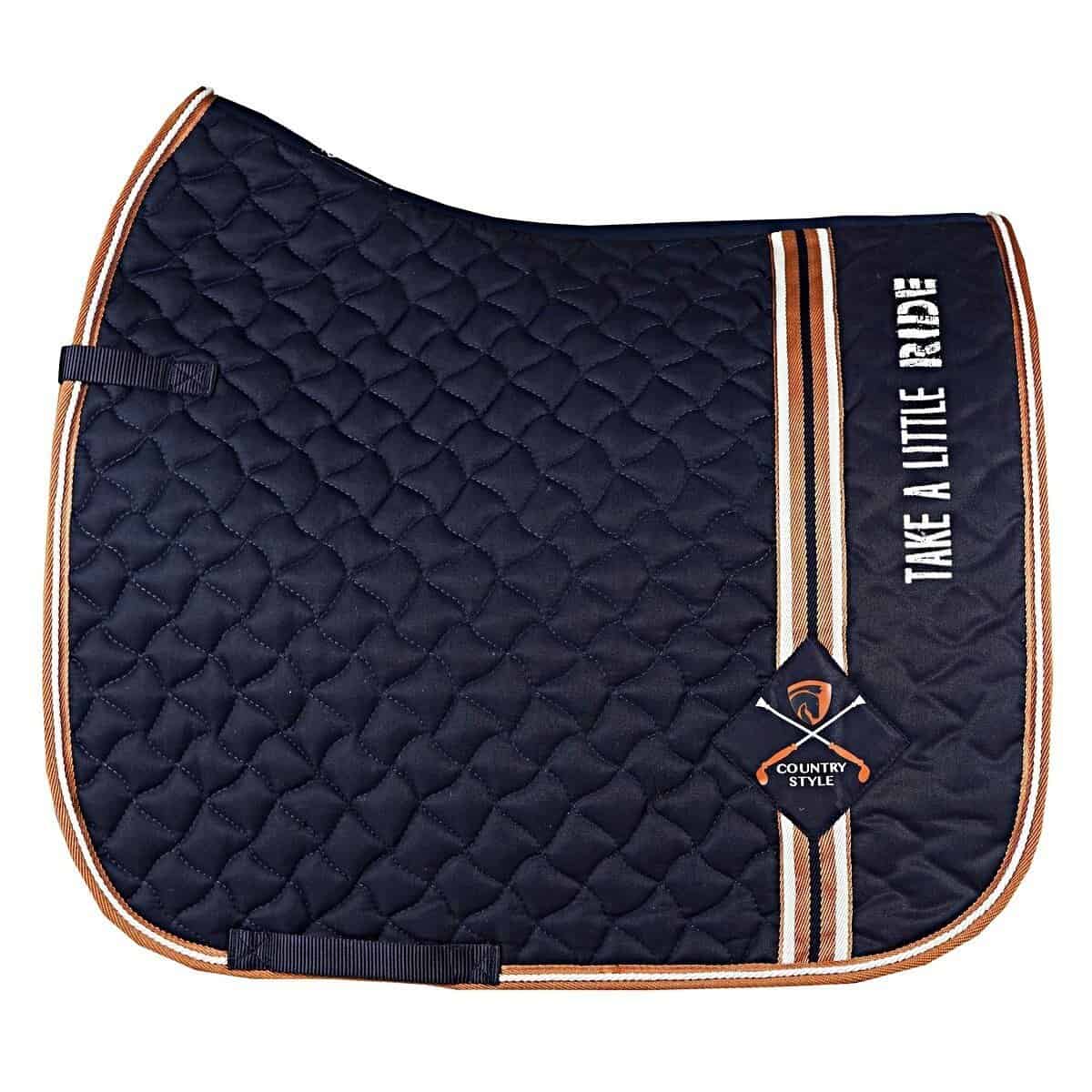 Horka Zadeldekje Country Style. Dit zadeldek is verkrijgbaar bij Livin Horse Shop. Horka Zadeldekje Country Style met 200 grams vulling en 10 mm schuim. Stijlvol polyester zadeldek met verticale band en gebroken-wit koord. Perfect voor paard en pony.