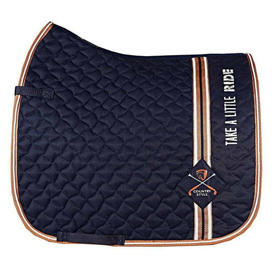 Horka Zadeldekje Country Style. Dit zadeldek is verkrijgbaar bij Livin Horse Shop. Horka Zadeldekje Country Style met 200 grams vulling en 10 mm schuim. Stijlvol polyester zadeldek met verticale band en gebroken-wit koord. Perfect voor paard en pony.