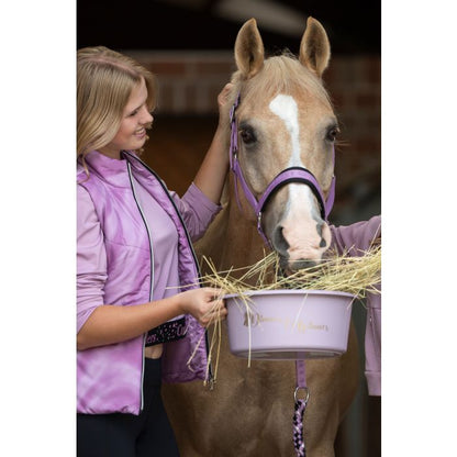 De HKM Müesli Schaal 5 liter pistachio is een praktische en stijlvolle oplossing voor het voeren van je paard of pony. Deze voerschaal is gemaakt van hoogwaardige, voedselveilige kunststof en is ontworpen voor dagelijks gebruik in stal, paddock of op wedstrijd. Dankzij de stevige kwaliteit is de schaal duurzaam, slijtvast en eenvoudig schoon te maken.