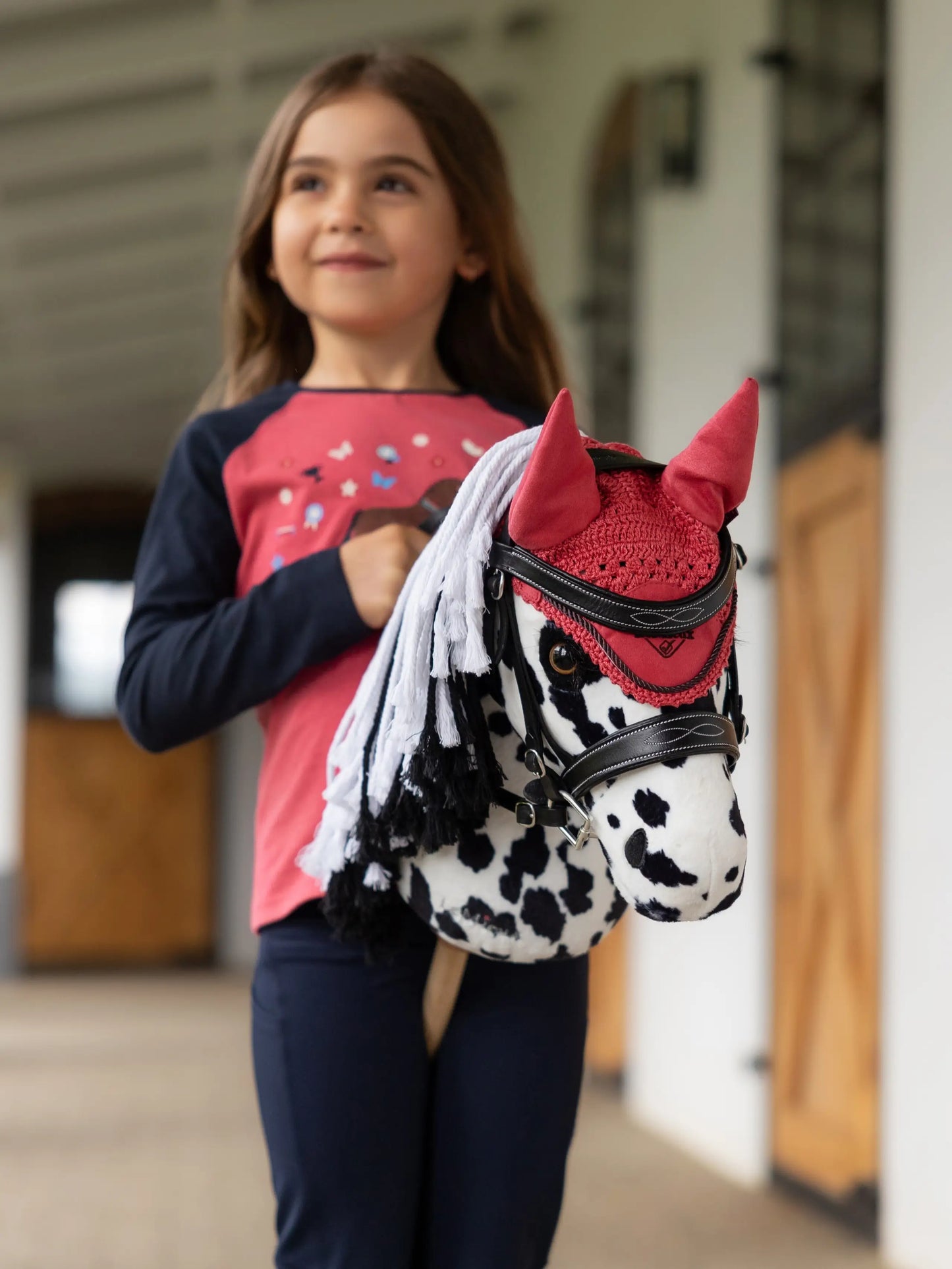LeMieux Hobby Horse Stokpaardje Dakota in grijs met gevlekte Appaloosa-vacht en vlechtbare manen. Paardenspeelgoed voor kinderen vanaf 3 jaar, inclusief klittenbandmond voor accessoires. Verkrijgbaar bij Livin Horse shop