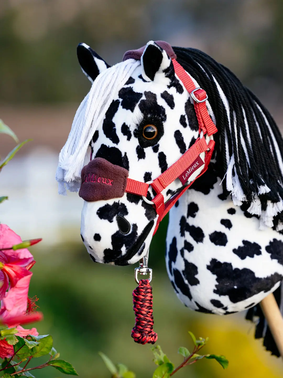 LeMieux Hobby Horse Stokpaardje Dakota in grijs met gevlekte Appaloosa-vacht en vlechtbare manen. Paardenspeelgoed voor kinderen vanaf 3 jaar, inclusief klittenbandmond voor accessoires.