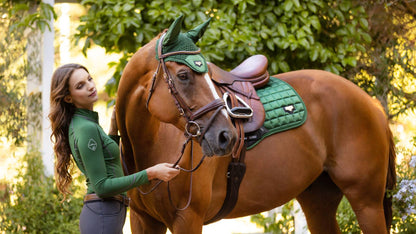 LeMieux Loire Classic Close Contact Square Hunter Green. Dit LeMieux Zadeldekje is verkrijgbaar bij Livin Horse Shop. Zijaanzicht Paard en LeMieux Zadeldekje hunter green
