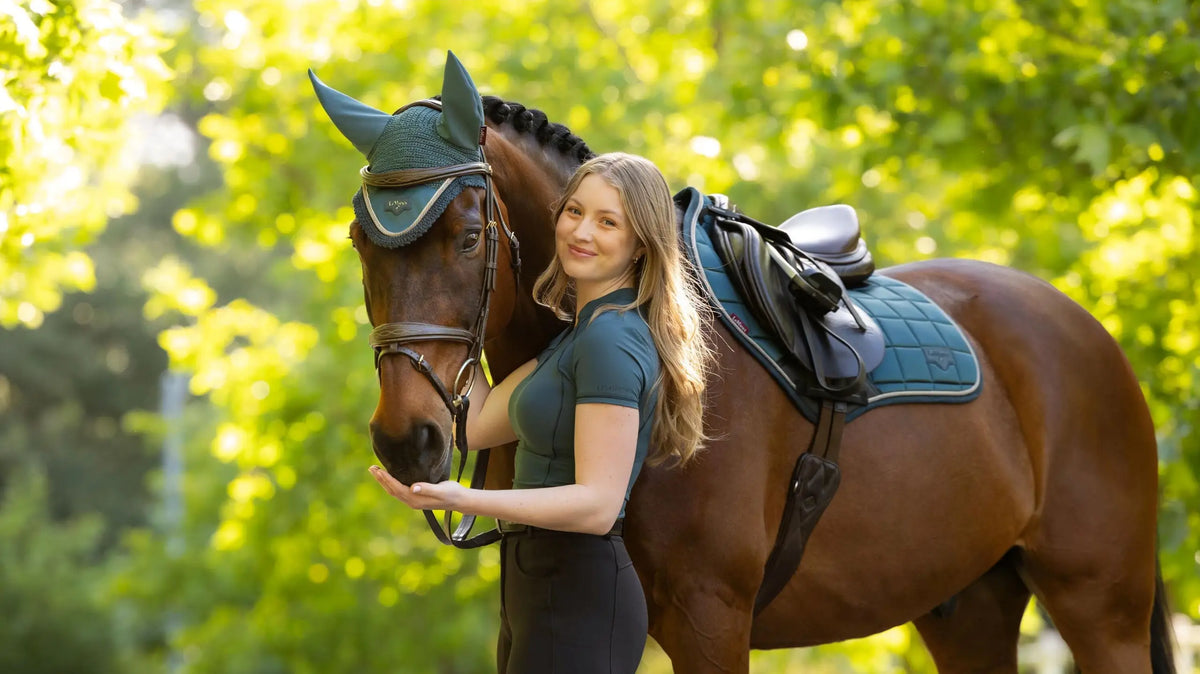 LeMieux Loire Classic Close Contact Square in Jungle: stijlvol springzadeldek met bamboevoering, hoge schoftvorm en zachte binding. Bestel bij Livin Horse Shop!
