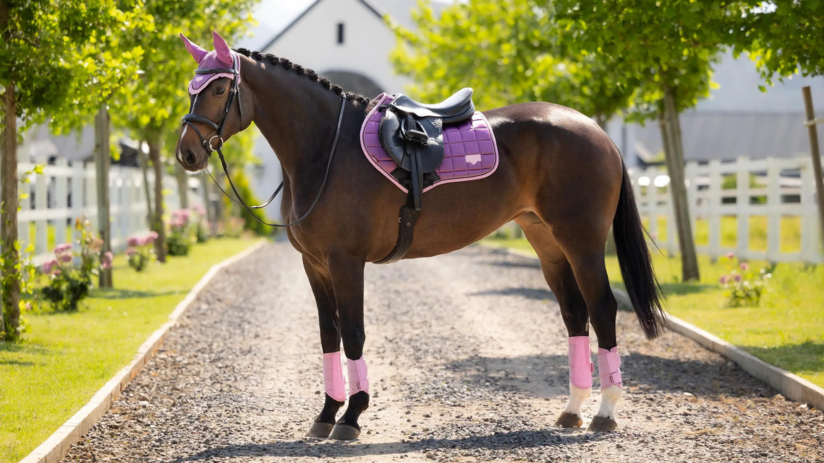 LeMieux Loire Classic Close Contact Square Mallow: luxe springzadeldek met bamboevoering, hoge schoftvorm en zachte binding. Bestel bij Livin Horse Shop!