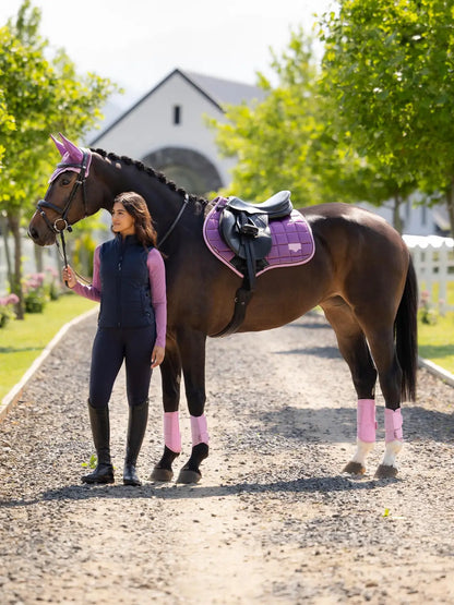 LeMieux Loire Classic Close Contact Square Mallow: luxe springzadeldek met bamboevoering, hoge schoftvorm en zachte binding. Bestel bij Livin Horse Shop!