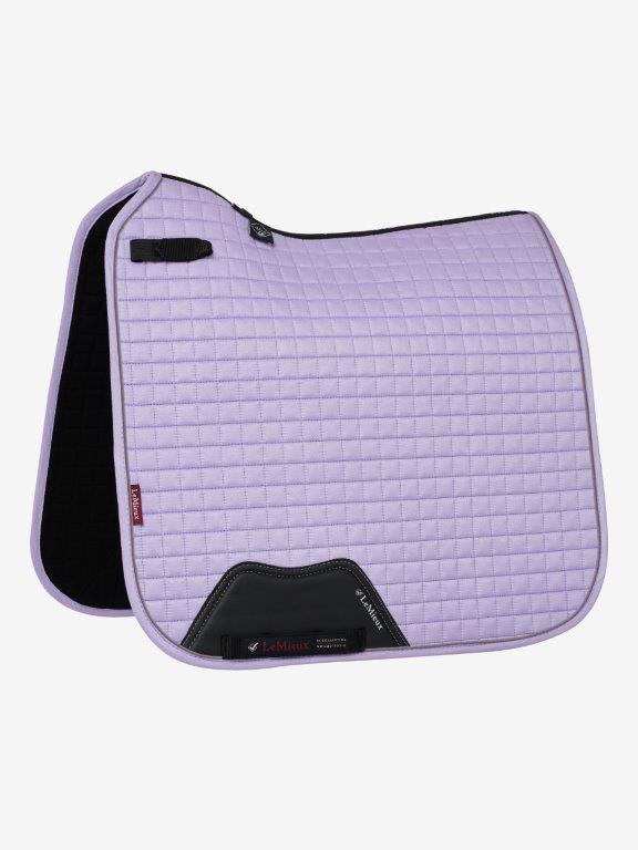 LeMieux Zadeldekje Dressage Suede Square Wisteria. Dit LeMieux Zadeldekje is verkrijgbaar bij Livin Horse Shop. Frontaanzicht LeMieux Zadeldek Wisteria voor paard en pony