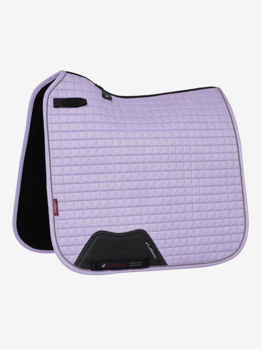 LeMieux Zadeldekje Dressage Suede Square Wisteria. Dit LeMieux Zadeldekje is verkrijgbaar bij Livin Horse Shop. Frontaanzicht LeMieux Zadeldek Wisteria voor paard en pony