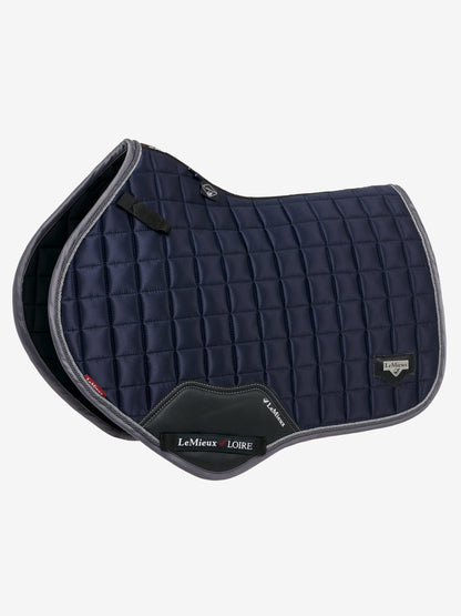 Lemieux Loire Classic Satin CC Square Twillight Navy. Dit LeMieux zadeldekje is vekrijgbaar bij livin horse shop. LeMeiux zadeldekjes voor paard en pony.