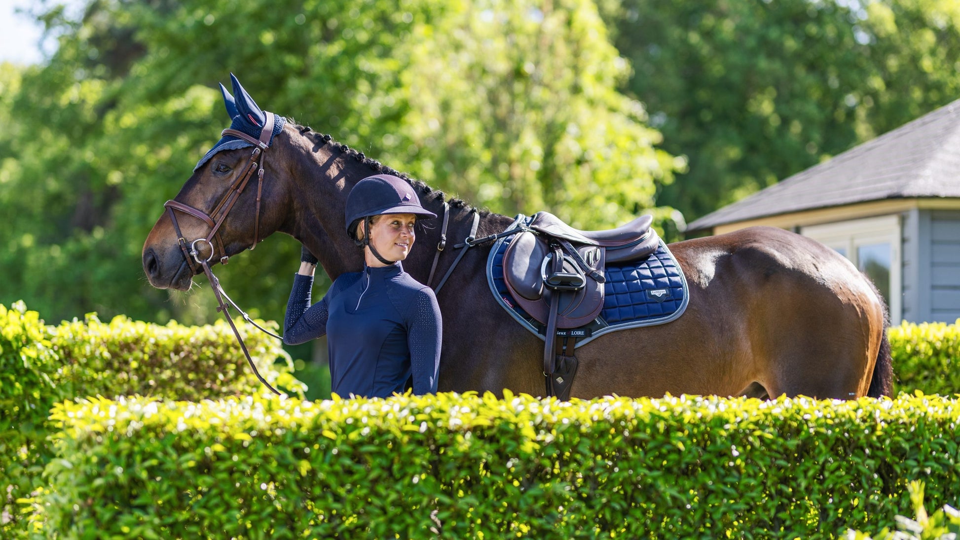 Lemieux Zadeldekje Loire Classic Satin CC Square Twilight Navy. Dit LeMieux zadeldekje is verkrijgbaar bij livin horse shop. Zijaanzicht paard en LeMieux zadeldek voor paard en pony.