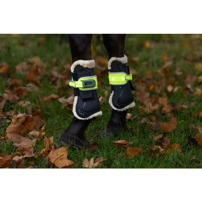 Variabel instelbare lichtgevende peesbeschermers met LED voor paard of pony. Zichtbaar tot 300 meter, oplaadbaar via USB en met 3 lichtstanden voor extra veiligheid.