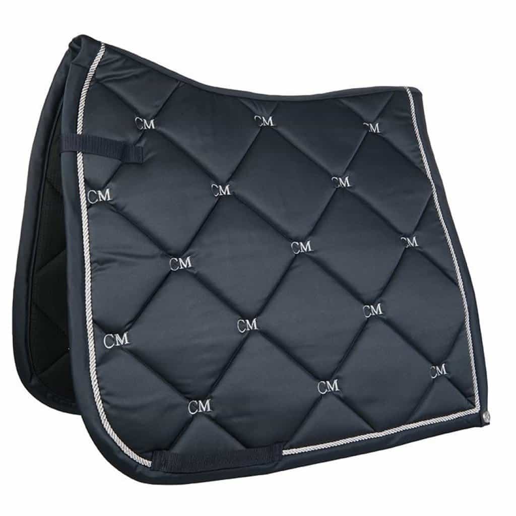 Luxe HKM Sports zadeldekje met CM borduursels. Wasbaar, droger-proof, 100% polyester en gevuld met schuim & watten. Verkrijgbaar in diverse kleuren.