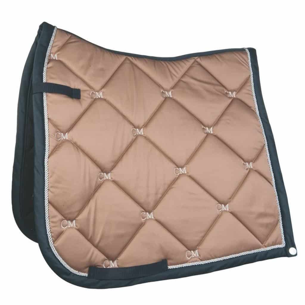 Luxe HKM Sports zadeldekje met CM borduursels. Wasbaar, droger-proof, 100% polyester en gevuld met schuim & watten. Verkrijgbaar in diverse kleuren.