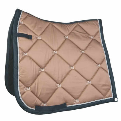 Luxe HKM Sports zadeldekje met CM borduursels. Wasbaar, droger-proof, 100% polyester en gevuld met schuim & watten. Verkrijgbaar in diverse kleuren.