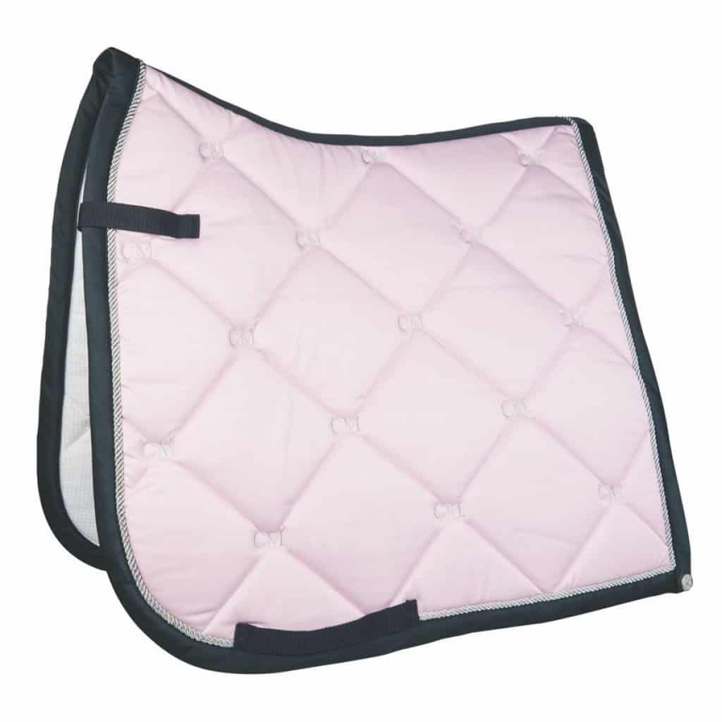 Luxe HKM Sports zadeldekje met CM borduursels. Wasbaar, droger-proof, 100% polyester en gevuld met schuim & watten. Verkrijgbaar in diverse kleuren.