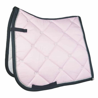 Luxe HKM Sports zadeldekje met CM borduursels. Wasbaar, droger-proof, 100% polyester en gevuld met schuim & watten. Verkrijgbaar in diverse kleuren.