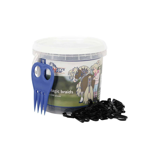 De Harry’s Horse Magic Braids pot is de ideale oplossing voor iedereen die regelmatig manen invlecht bij paarden en pony’s. Deze handige pot bevat circa 1500 elastiekjes in een mix van kleuren (zwart, wit en bruin), perfect passend bij de vacht van elk paard. De elastiekjes zijn extra sterk, flexibel en bovendien herbruikbaar, waardoor ze niet alleen praktisch zijn in gebruik, maar ook duurzaam.