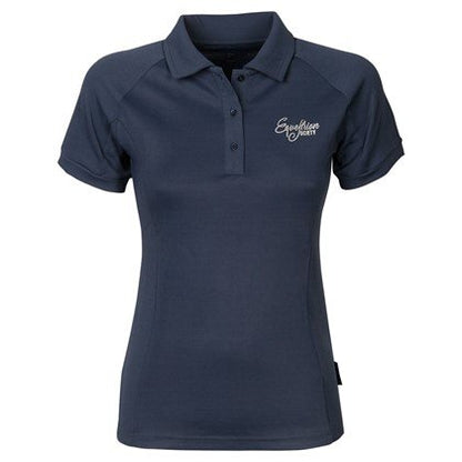Poloshirt Stella - Dress Blues - Harry’s Horse Poloshirt Stella Dress Blues. Sportief dames poloshirt met metallic borstprint, korte mouw en micropolyester. Comfortabel en ademend.