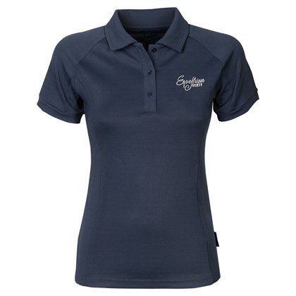 Poloshirt Stella - Dress Blues - Harry’s Horse Poloshirt Stella Dress Blues. Sportief dames poloshirt met metallic borstprint, korte mouw en micropolyester. Comfortabel en ademend.