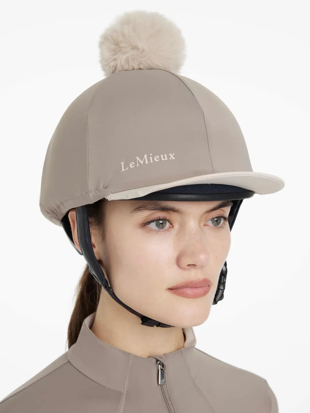 LeMieux Cap Cover Pecan/Stone. Deze LemIuex Cap Cover is v erkijgbaar bij Livin Horse Shop. Frontaanzicht LeMieux Cap Cover Pecan / Stone
