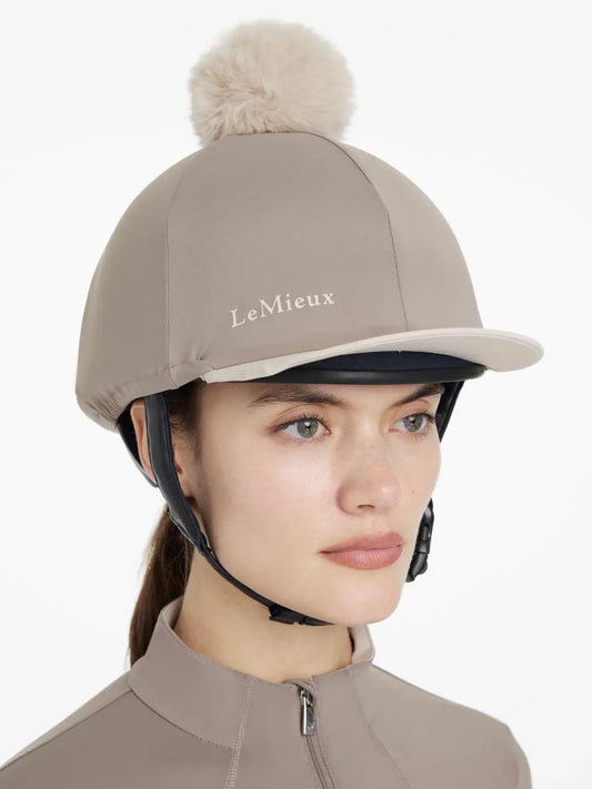 LeMieux Cap Cover Pecan/Stone. Deze LemIuex Cap Cover is v erkijgbaar bij Livin Horse Shop. Frontaanzicht LeMieux Cap Cover Pecan / Stone