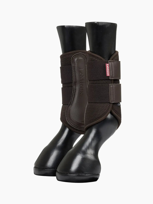 LeMieux Beenbeschermers Mesh Brushing Boot Brown. Deze LeMieux beenbeschermers zijn verkrijgbaar bij Livin Horse Shop. Frontaanzicht LeMieux Beenbeschermers Mesh Brushing Boot Brown.