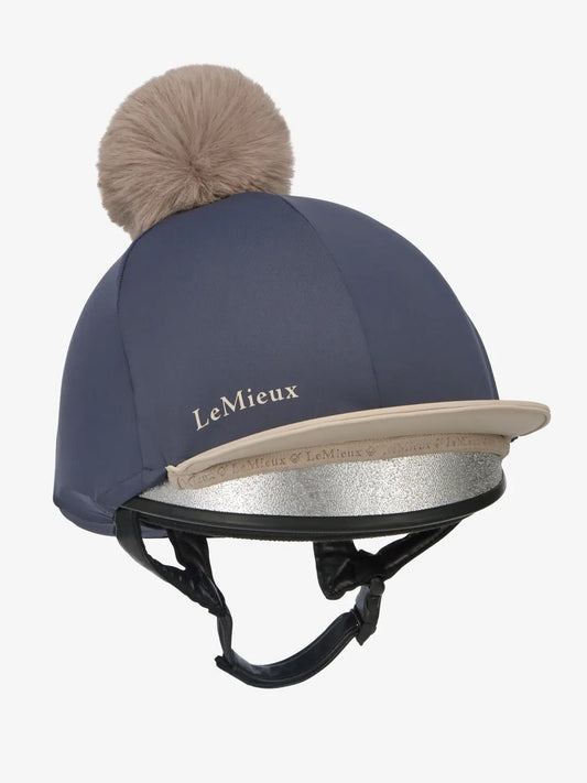 LeMieux Cap Cover Dusk/Almond. Deze Lemieux Cap Cover is verkrijgbaar bij Livin Horse Shop. Frontaanzicht LeMieux Cap Cover - eventing - cap cover 