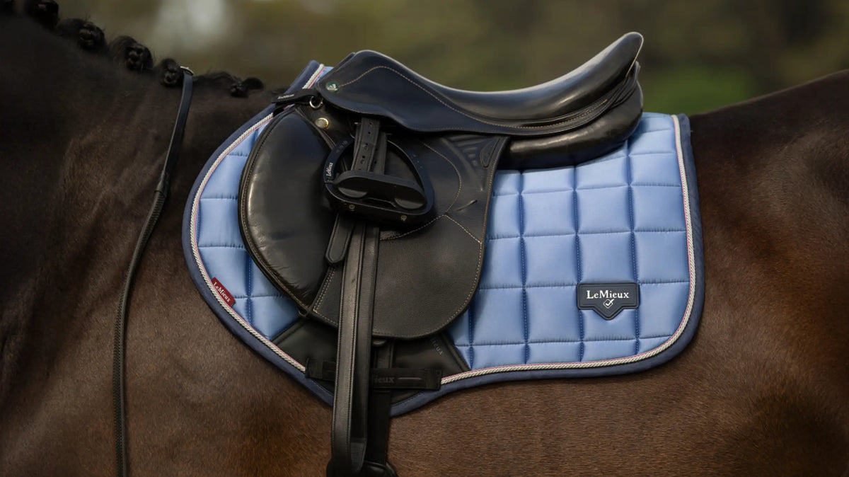 LeMieux Loire Classic Close Contact Square in Powder Blue: luxe springzadeldek met bamboevoering, hoge schoftvorm en zachte binding. Bestel bij Livin Horse Shop!