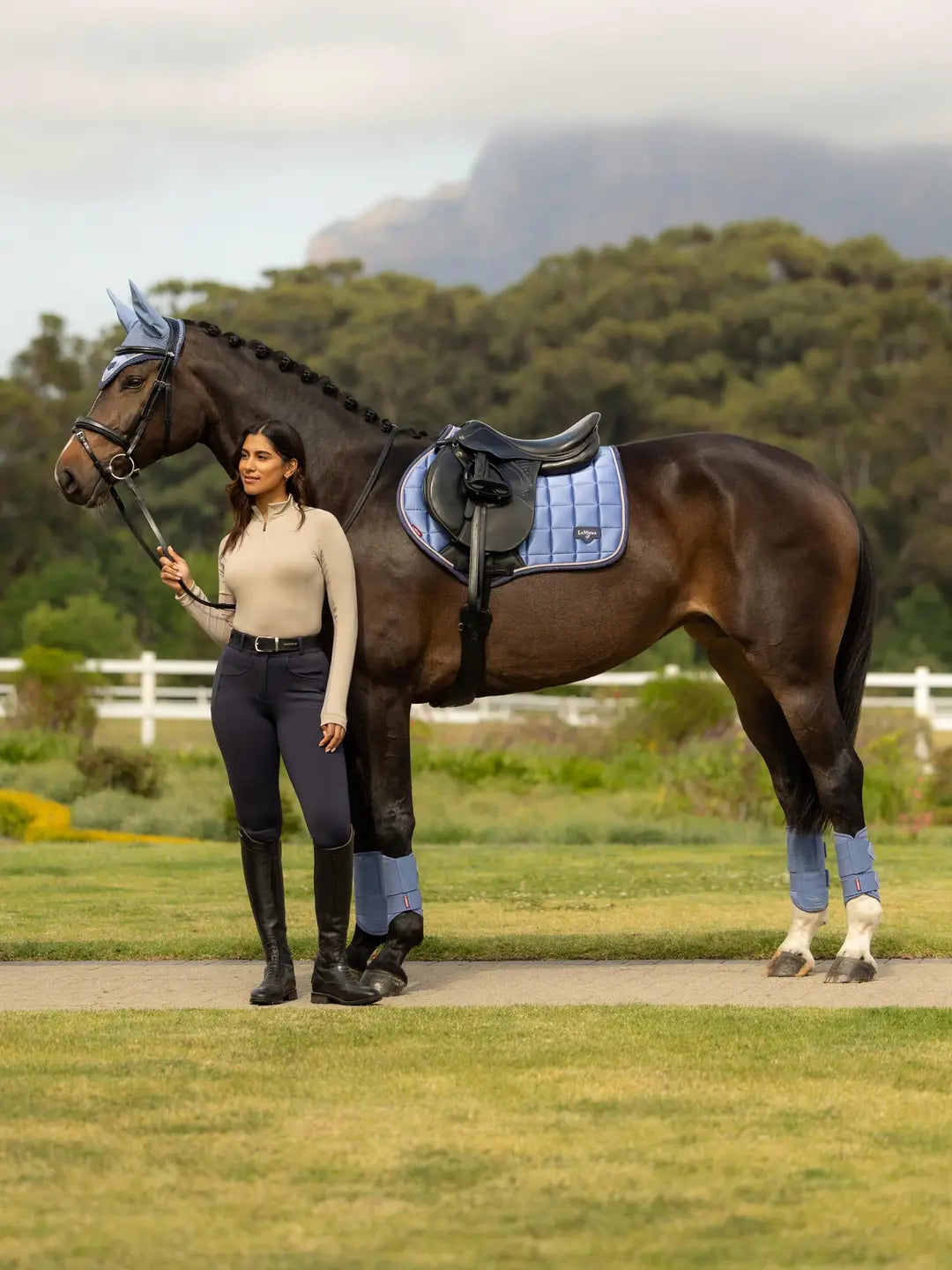 LeMieux Loire Classic Close Contact Square in Powder Blue: luxe springzadeldek met bamboevoering, hoge schoftvorm en zachte binding. Bestel bij Livin Horse Shop!