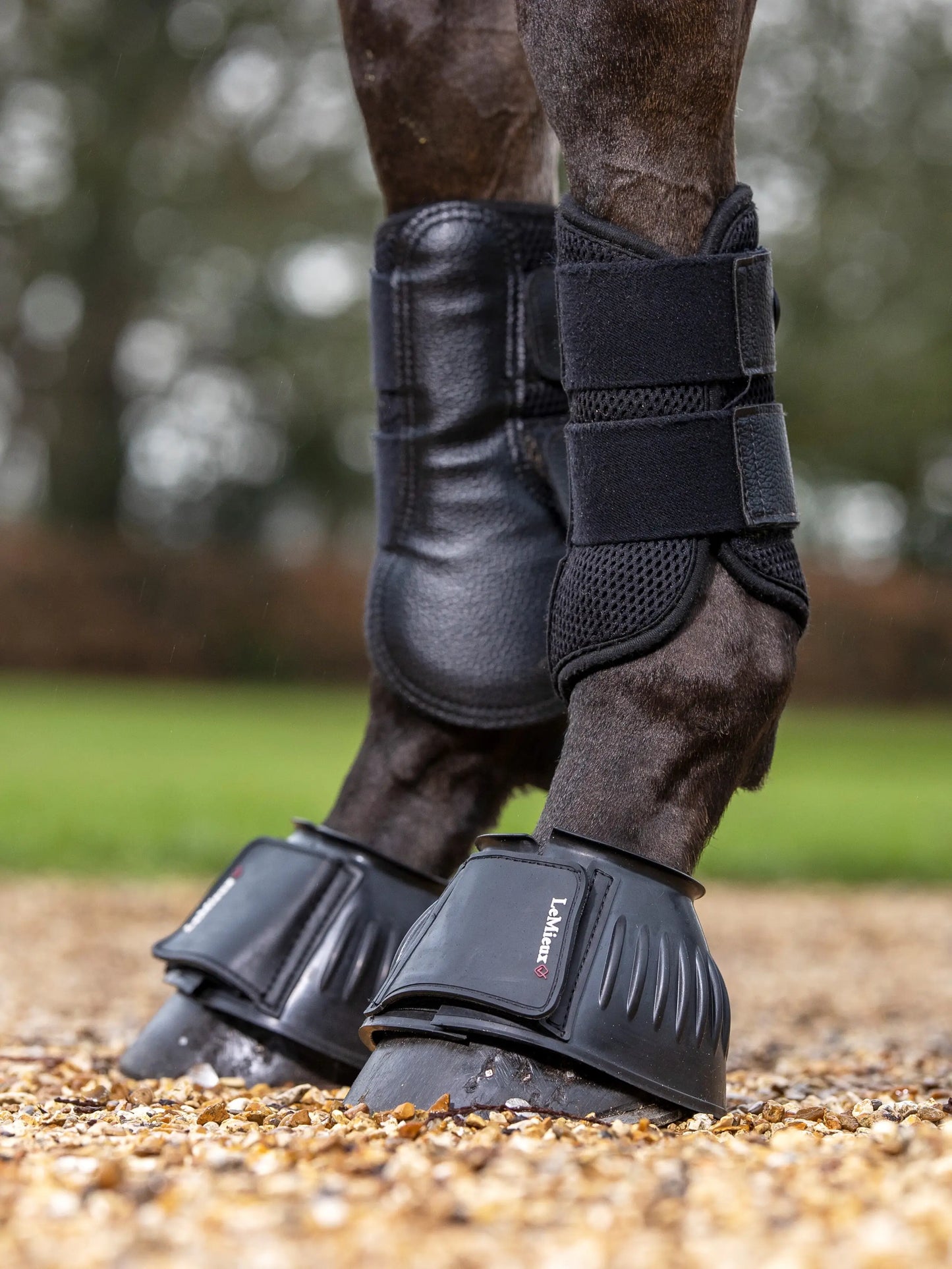 LeMieux Rubber Springschoenen Zwart. Deze LeMieux ~Springschoenen zijn verkrijgbaar bij Livin Horse Shop. Zijaanzicht LeMieux Springschoenen voor paard en pony.