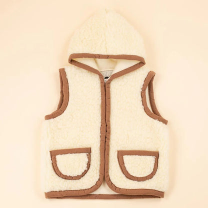 Moonrise kids wollen vest bruin met capuchon – Zachte wollen bodywarmer voor kinderen. Warm, ademend en comfortabel. Ideaal voor buiten spelen en koude dagen.
