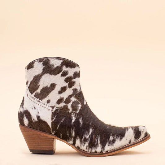 Myra Bag Boots Virginia – Luxe dameslaarzen van hoogwaardig hair-on hide leer met tapered hakken. Tijdloze stijl en comfort in één. Perfect voor elke gelegenheid!